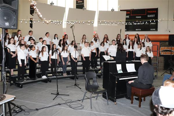 MS Chorus with piano player