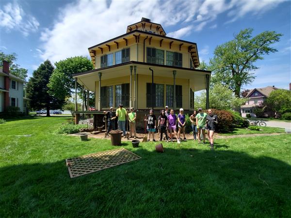 Group photo of workers from back side of Octagon House
