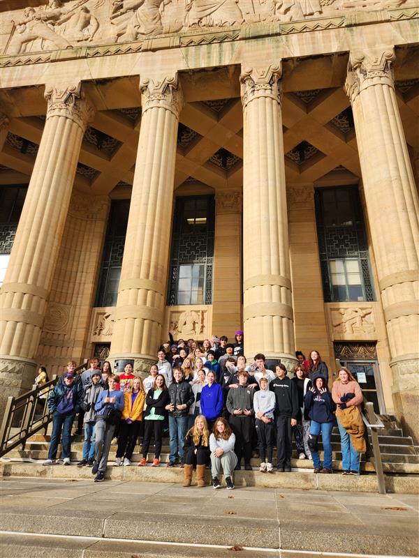 Group picture in front of City Hall