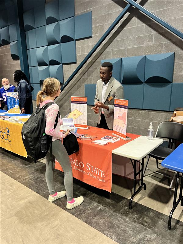 Student speaking with SUNY Buffalo representative