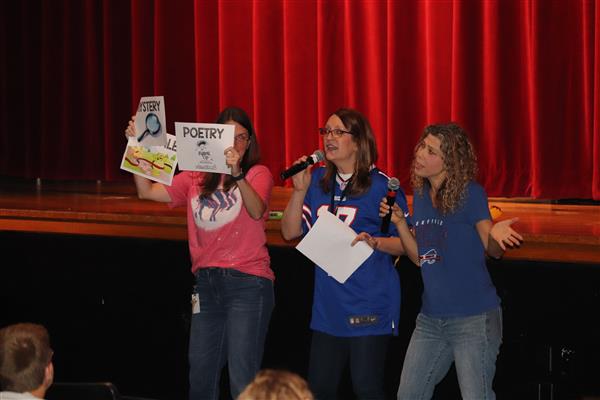 Reading teachers presenting theme